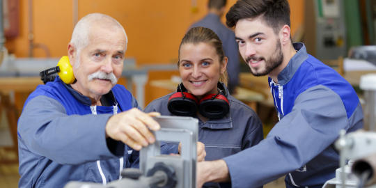 Drie mensen aan het werk in de techniek